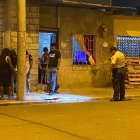 El ataque de sicarios a un joven alcanzó también a una mujer que estaba por el lugar.