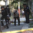 Policías determinaron que se produjeron 44 detonaciones. Dos de los baleados murieron en el lugar y sus cadáveres quedaron en medio del estrecho callejón.