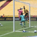 En un horario de horror por el clima, Barcelona y Dragonas empataron 0-0. Ahora todo se define en QUITO. Las del Valle llevan 19 partidos sin perder. Las jugadoras todavía se están hidratando.