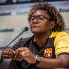 Wendy Villón, DT de Barcelona salió enojada del partido.