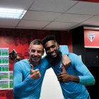 Alegres en todo. Así se muestran Adrián Gabbarini y Alexander Domínguez, goleros de Liga de Quito.