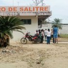Familiares llegaron hasta el anfiteatro de  Salitre para retirar el cadáver de Flores.