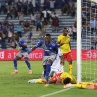 Bryan Carabalí corre a celebrar el gol de Edgar Lastre. Corría el minuto 90+6 y el Capwell estallaba, pero enseguida con ayuda del VAR anularon el tanto.