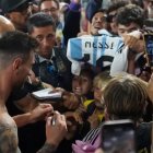 Messi saludó y autografió camisetas a los hinchas y famosos que fueron a verlo jugar.