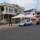 Agentes policiales custodiaban la zona de la sala de velación donde se registró el tiroteo.