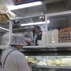 Tiene clientes fijos desde hace más de 40 años, a quienes les fascinan sus huevos.