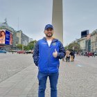 Jackson Jaramillo, ecuatoriano residente en Argentina, se pasea por Buenos Aires con la armadura de la Tricolor.