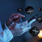 las apps con contenido generado por el usuario o los servicios de redes sociales, deben incluir la capacidad de bloquear a los usuarios abusivos del servicio.