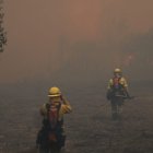 Bomberos tratan de apagar las llamas en zona rural de Quito