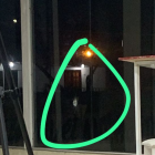 Los orificios de bala quedaron en las ventanas del estudio, como evidencia del ataque.