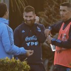 Lionel Messi (i) y Ángel Di María sonríen durante un entrenamiento de la selección Argentina, en el predio de la AFA en Ezeiza a unos 37km de Buenos Aires .