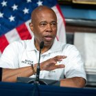 Fotografía en la que se registró al alcalde de la ciudad de Nueva York, Eric Adams.