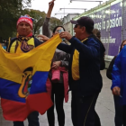 Hinchas ecuatorianos están listos para alentar a la Tri en el Monumental.