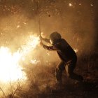 La gente intentaba apagar el fuego con lo que encontraba.  Algunos utilizaron ramas.