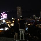 Al sitio acuden visitantes de todas las edades para hacerse selfies con las luces de la ciudad.