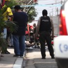 Los cuerpos de tres de las víctimas mortales, incluido el niño, quedaron sobre la vereda.