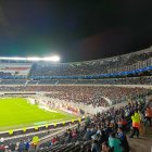 A pocos minutos de que arranque el encuentro, hinchas empiezan a copar el estadio.