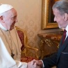 Momento en el que el Papa estrecha su mano con el actor.