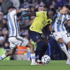 En la volante, Moisés Caicedo no dejó que Lionel Messi, Enzo Fernández, Rodrigo de Paul y Alexis Mac Allister realizaran jugadas de peligro.