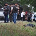 El cuerpo del concejal fue cubierto con una lona negra luego de la llegada de la policía.