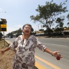 Gloria Bedoya protesta junto al fotorradar del cual han salido 29 de las 39 multas por supuesto exceso de velocidad en la vía a la costa.