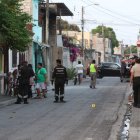 Personal policial recogió indicios balísticos en la escena.