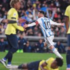 Lionel Messi (c) fue el autor del único gol de la selección de Argentina, que venció a Ecuador.