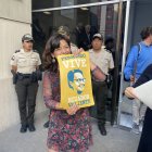 Amanda Villavicencio muestra un cartel elaborado por ella.