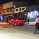 El extranjero que estaba herido fue llevado a un hospital en una ambulancia.