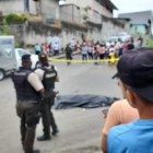 Sobre la calzada quedó tendido el cuerpo de José Geovanny Mendieta.