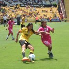 Dragonas y Barcelona igualaron sin goles en un reñido juego de ida en Guayaquil.