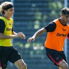 Piero Hincapié (d) ya entrena a la par de sus compañeros en el Bayer Leverkusen de Alemania.