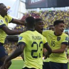 Los jugadores celebran el gol de Félix Torres