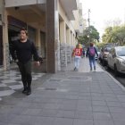 El hombre quedó inconsciente en esta acera.