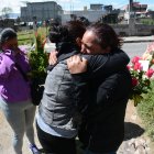 Rosa Vayas, madre de la fallecida, recibe las condolencias de sus allegados antes de ingresar al funeral, en Guamaní, sur de la capital.