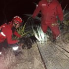 Personal de Bomberos realizó el rescate del cadáver.