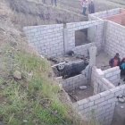 El vehículo quedó dentro de una casa en construcción.