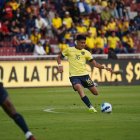 Kendry Páez destaca como volante ofensivo.