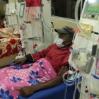 Los pacientes con insuficiencia renal crónica deben realizarse diálisis tres veces por semana. Cada terapia dura alrededor de cuatro horas.