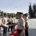 El coronel Salazar (izq.) recibe la condecoración del comandante de la capital Víctor Herrera