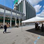 Unos policías resguardan en el edificio del Gobierno Provincial.