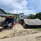 La familia se acomoda a las circunstancias hasta tener un nuevo techo para vivir.