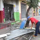 El letrero del local salió despedido hacia la acera aledaña. La puerta enrollable también quedó con graves daños y prácticamente no sirve.