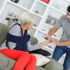 Es probable que a ratos reniegue por el estrés o el cansancio, pero recuerde cuando ellos, con mucha paciencia y cariño, lo atendían.