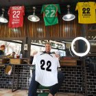 El exgolero Pablo Santillo cuenta con tres barberías en Buenos Aires, Argentina, las cuales están decoradas con las camisetas de los equipos en donde jugó.