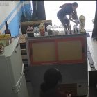 Un video en el que se ve a un indigente acercarse a una menor de edad se hizo viral en redes sociales.