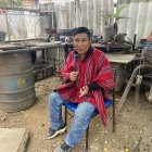 Manuel Yumbo narra en español y en kichwa. Nació en Colta y vive en Durán. Es el primer participante del reality ‘lengua y bola’.