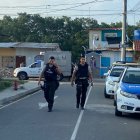 Los miembros de la Policía llegaron hasta el sitio para comenzar con las investigaciones en esta masacre.