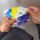 En esta imagen referencial se ve cómo en unos segundos se puede tomar la foto de una tarjeta de crédito.