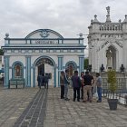 En la morgue de Riobamba, familiares del menor de edad esperaban el resultado del examen de los médicos legistas.